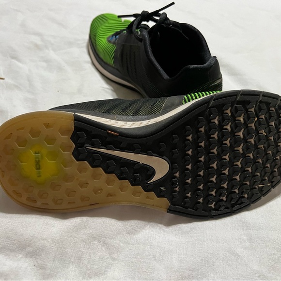 Men’s 8.5 Nike Shoes - Picture 3 of 5